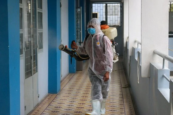 Trường THPT Nguyễn Du (quận 10) phun thuốc khử khuẩn chuẩn bị đón học sinh trở lại trường học