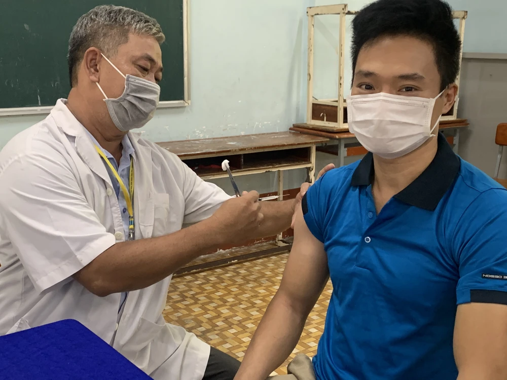 Giáo viên Trường THPT Đào Sơn Tây (TP Thủ Đức) tiêm vaccine ngừa Covid-19 vào cuối tháng 6 vừa qua