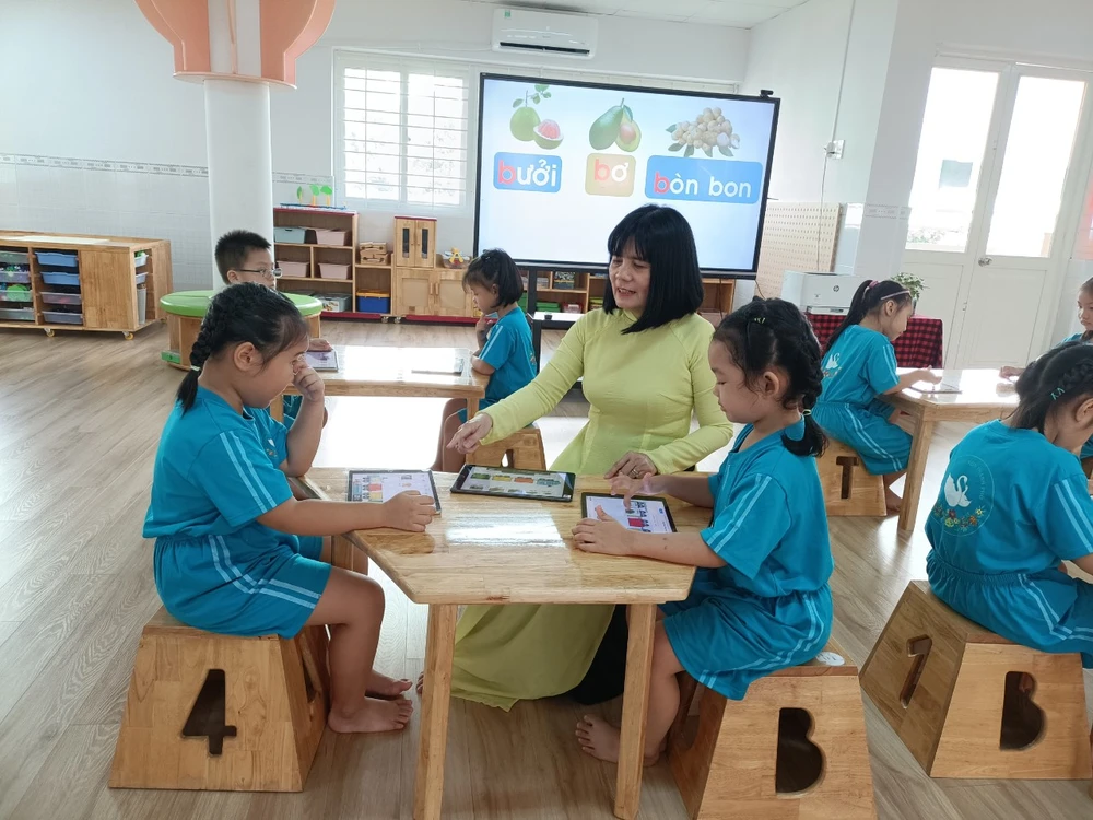 Trẻ thích thú trải nghiệm các thiết bị công nghệ số tại Trường Mầm non Thành phố (quận 3, TPHCM)