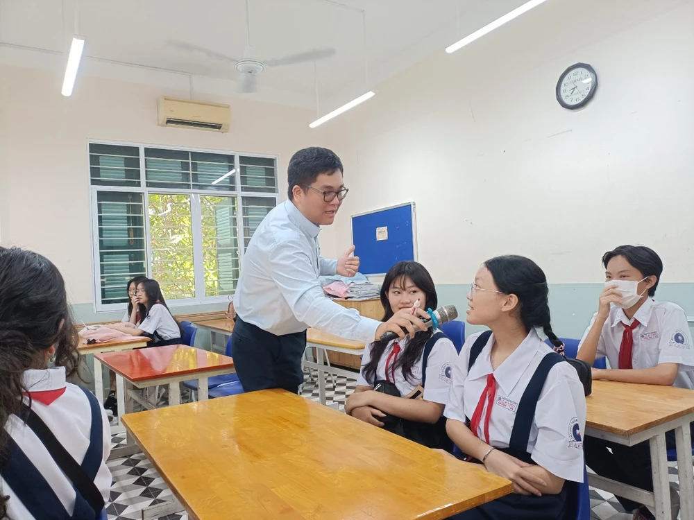 Giáo viên Trường THPT Lê Quý Đôn (quận 3, TPHCM) hướng dẫn học sinh lớp 9 tìm hiểu môi trường học tập ở cấp THPT