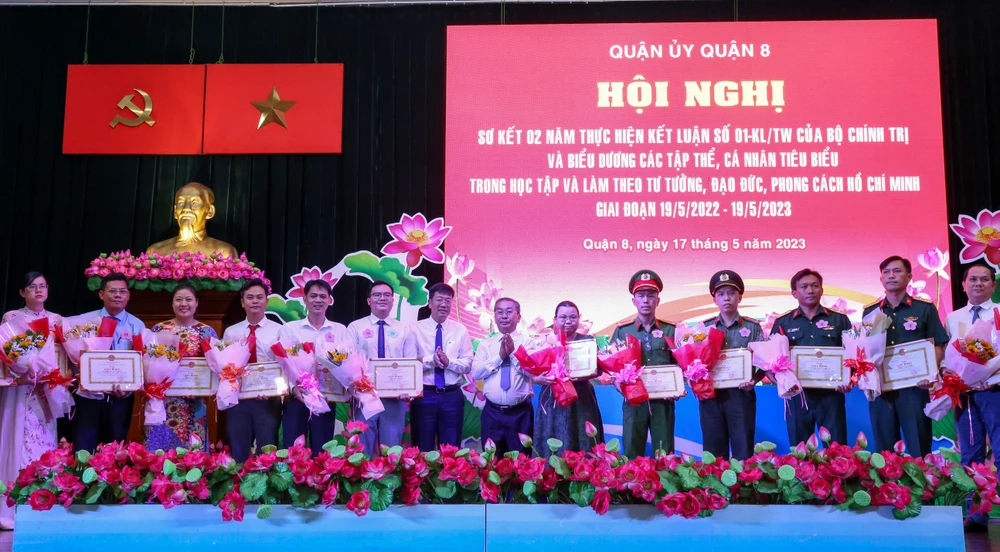 Lãnh đạo quận 8 tặng bằng khen và biểu dương các tập thể, cá nhân có thành tích xuất sắc trong học tập và làm theo tư tưởng, đạo đức, phong cách Hồ Chí Minh. Ảnh: THẢO LÊ 