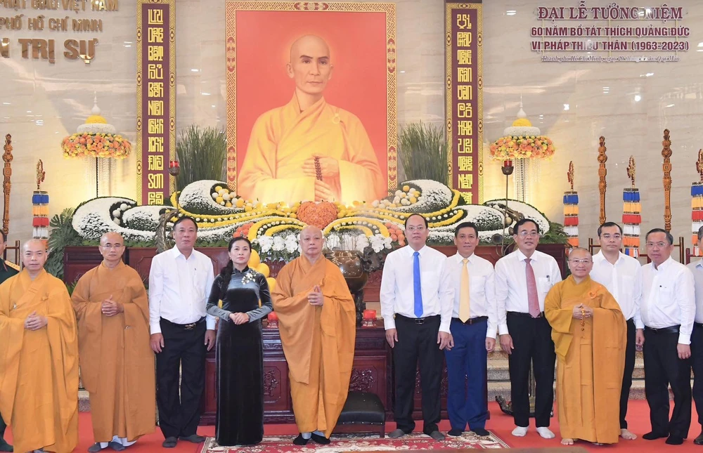 Phó Bí thư Thành ủy TPHCM Nguyễn Hồ Hải cùng các lãnh đạo TPHCM tham dự lễ tưởng niệm 60 năm Bồ tát Thích Quảng Đức vị Pháp thiêu thân. Ảnh: VIỆT DŨNG 