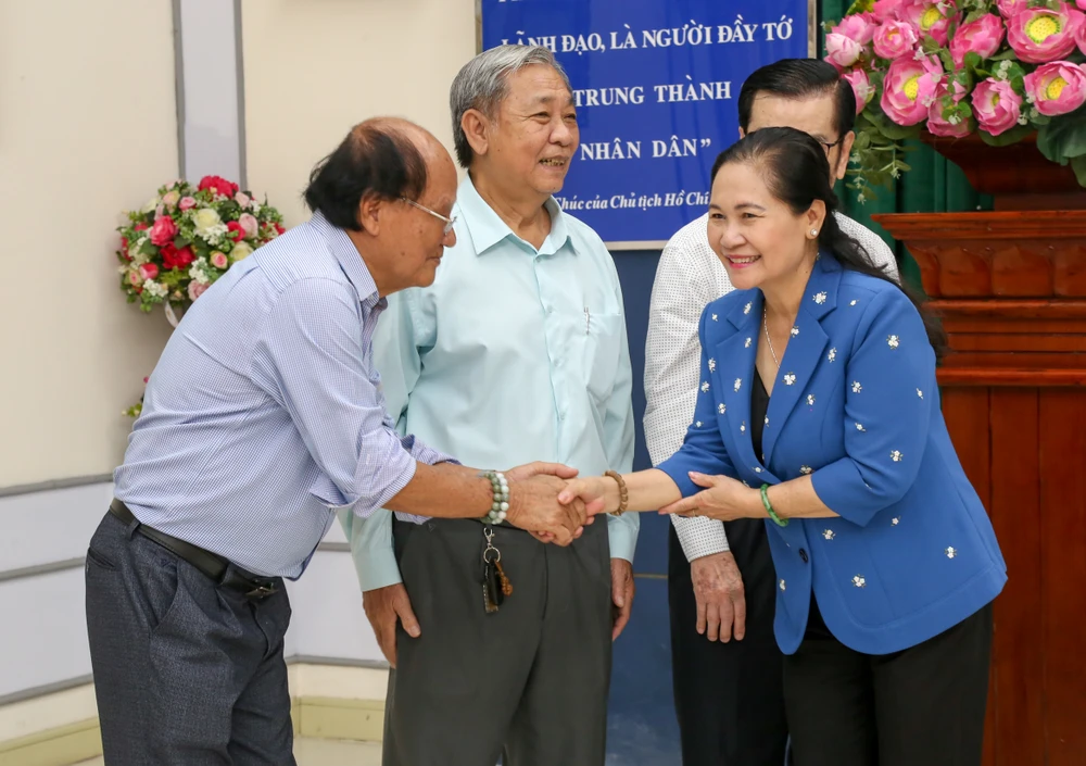 Phó Bí thư Thành ủy TPHCM, Chủ tịch HĐND TPHCM Nguyễn Thị Lệ chào hỏi đồng bào người Hoa tại quận 5. Ảnh: THẢO LÊ 