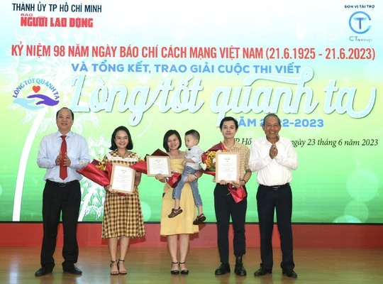 Các đồng chí Trương Hòa Bình (bìa phải) và Nguyễn Hồ Hải (bìa trái) trao giải đặc biệt cho các tác giả