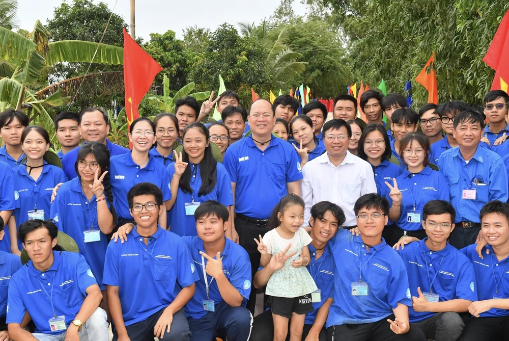 Đoàn đại biểu TPHCM thăm chiến sĩ tình nguyện Mùa hè xanh tại tỉnh Đồng Tháp. Ảnh: VIỆT DŨNG 