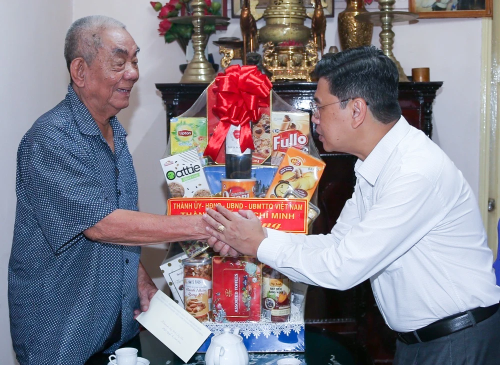 Phó Chủ tịch HĐND TPHCM Nguyễn Văn Dũng thăm thương binh Đinh Công Đắc tại phường Đa Kao. Ảnh: THẢO LÊ 