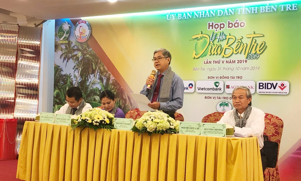 Ông Nguyễn Văn Đức, Phó Chủ tịch UBND tỉnh Bến Tre thông tin tại buổi họp báo