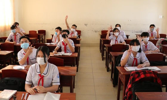 Học sinh lớp 9 Trường THCS Nguyễn Thị Minh Khai (phường 9, TP Cà Mau) phấn khởi khi trở lại lớp học sau thời gian dài nghỉ học để phòng chóng dịch Covid-19