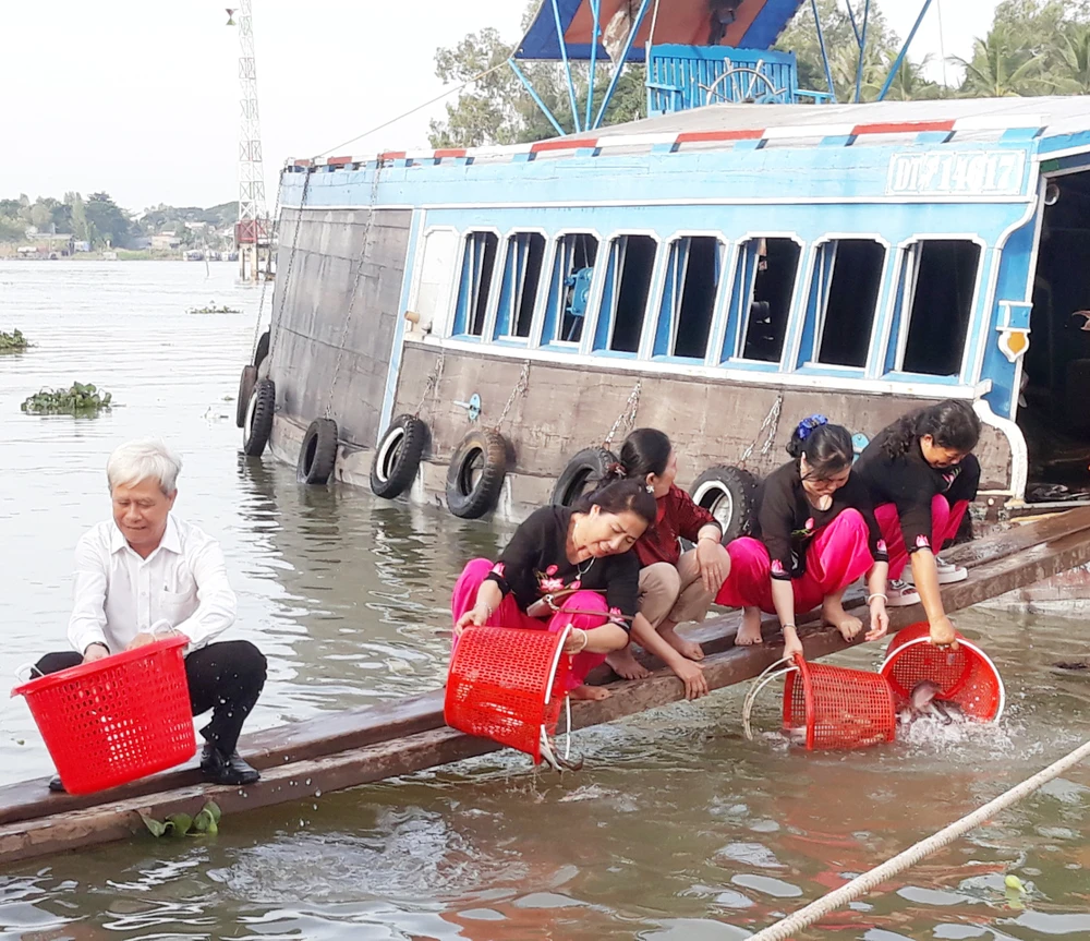 Các đại biểu đã thả 3,5 tấn cá các loại