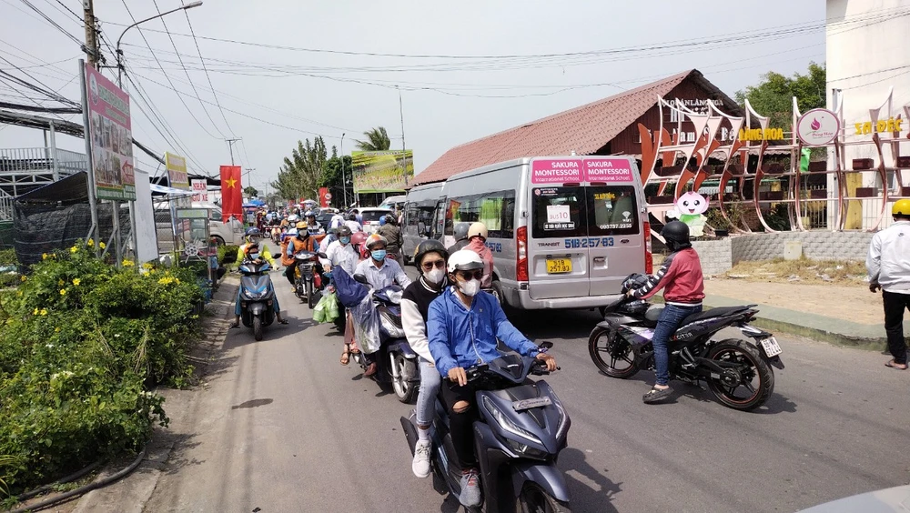 Khách đến tham quan, check-in tại một số điểm du lịch, thưởng ngoạn các loại hoa đẹp tại TP Sa Đéc