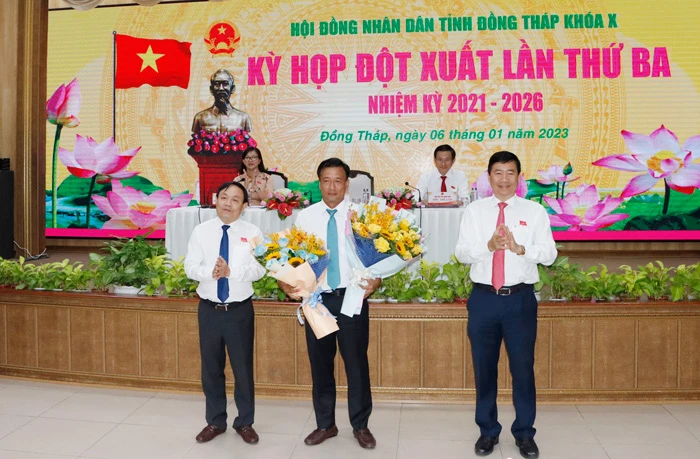 Tân Phó Chủ tịch UBND tỉnh Đồng Tháp Nguyễn Phước Thiện (giữa). Nguồn: Cổng TTĐT Đồng Tháp