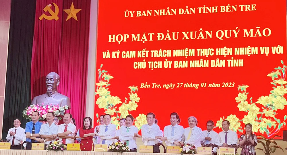 Chủ tịch, Phó Chủ tịch UBND tỉnh Bến Tre, lãnh đạo các đơn vị ký cam kết trách nhiệm thực hiện nhiệm vụ phát triển kinh tế - xã hội trên địa bàn tỉnh
