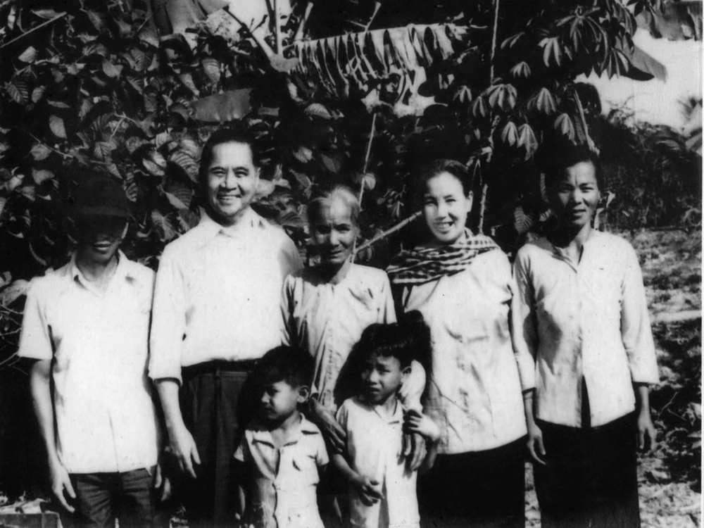 Đồng chí Huỳnh Tấn Phát (thứ hai từ trái sang) chụp ảnh cùng gia đình trong lần về thăm quê hương. Ảnh: Tư liệu