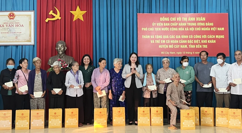 Đồng chí Võ Thị Ánh Xuân trao quà cho các gia đình chính sách tại Bến Tre