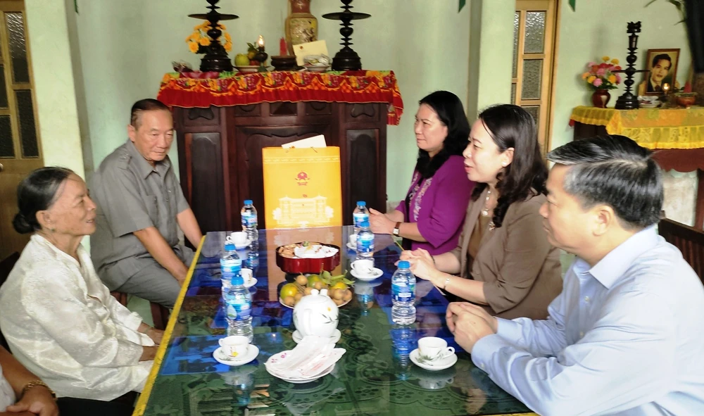 Phó Chủ tịch nước thăm gia đình Mẹ Việt Nam Anh hùng Phạm Thị Ren