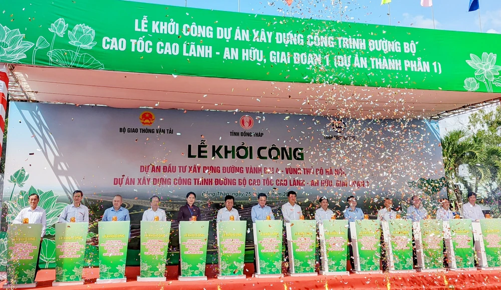 Phó Thủ tướng Trần Lưu Quang cùng các đại biểu thực hiện nghi thức khởi công dự án đường cao tốc Cao Lãnh – An Hữu giai đoạn 1