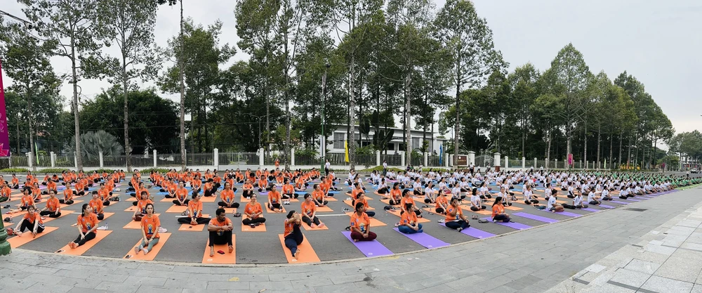 Ngày Quốc tế Yoga lần thứ 9 năm 2023 với chủ đề “Một thế giới một sức khỏe chung” diễn ra tại Công viên Văn Miếu, Đồng Tháp