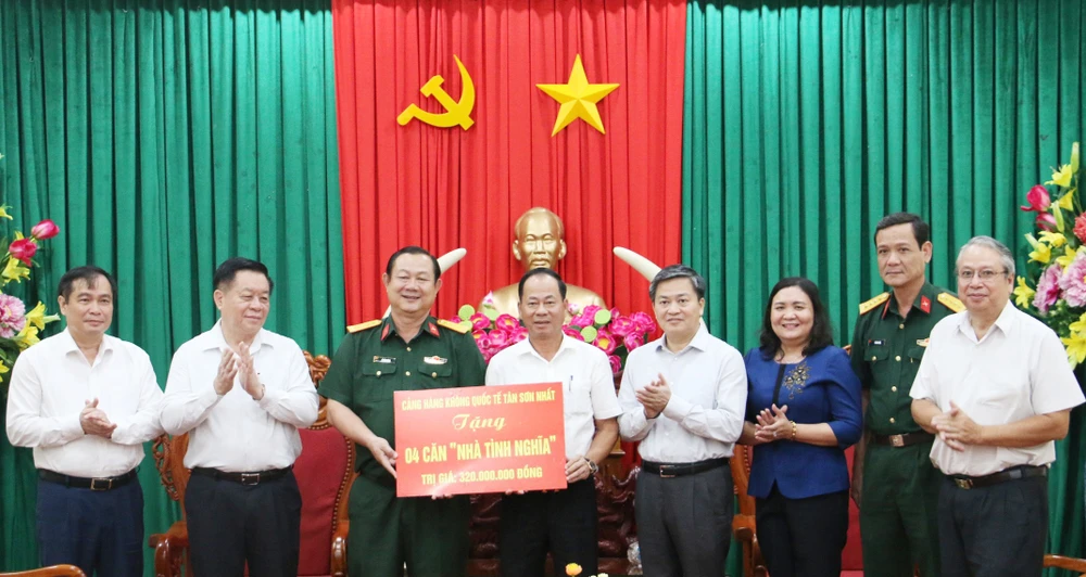 Đồng chí Nguyễn Trọng Nghĩa trao nhà tình nghĩa tại Bến Tre