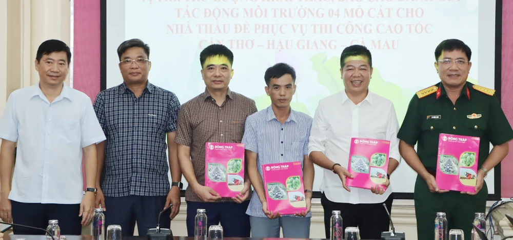 Chủ tịch UBND tỉnh Đồng Tháp Phạm Thiện Nghĩa trao hồ sơ khai thác cát cho các nhà thầu