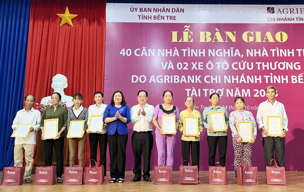 Bàn giao 40 căn nhà tình nghĩa, và xe ô tô cứu thương