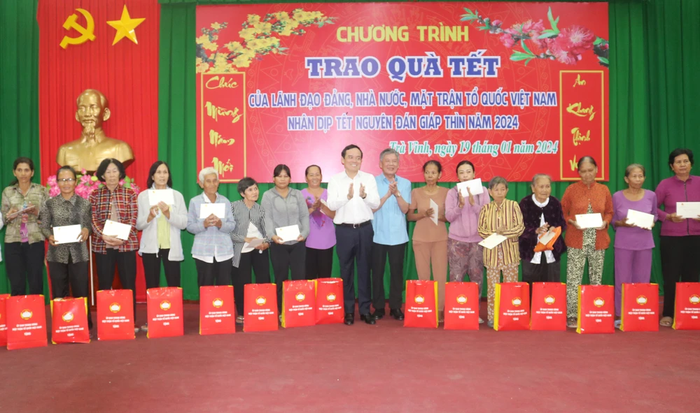 Phó Thủ tướng Chính phủ Trần Lưu Quang trao 140 phần quà tết cho hộ nghèo, công nhân, lao động có hoàn cảnh khó khăn