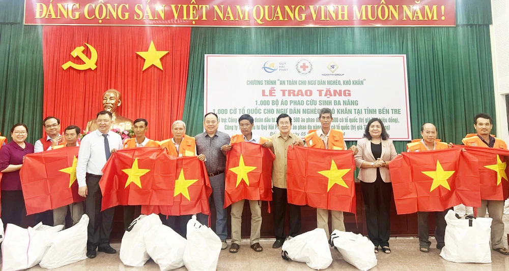 Nguyên Chủ tịch nước Trương Tấn Sang trao tặng phao cứu sinh, cờ Tổ quốc cho ngư dân nghèo trên địa bàn tỉnh Bến Tre