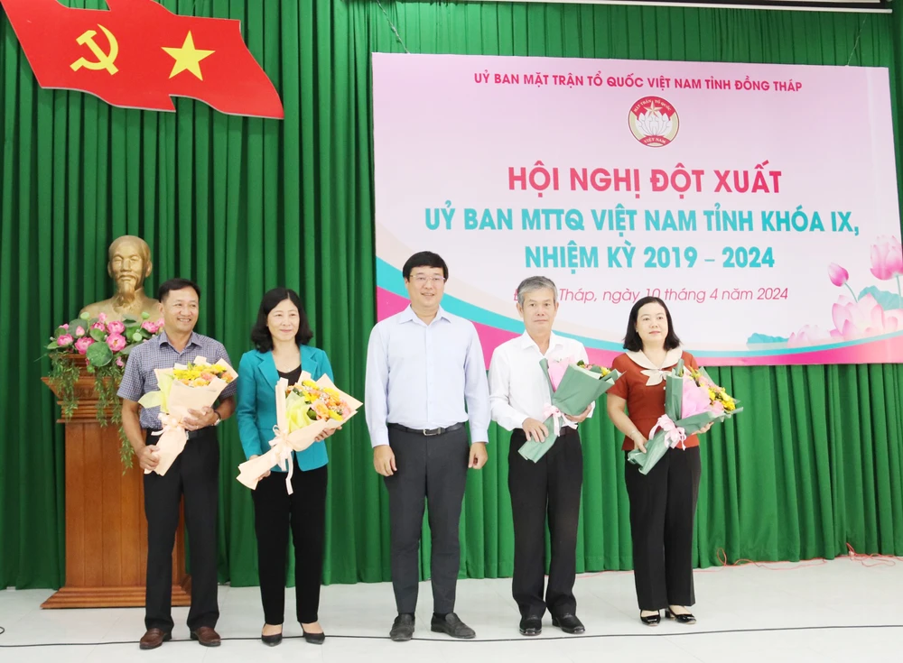 Đồng chí Đinh Văn Dũng, giữ chức Chủ tịch Ủy ban MTTQ Việt Nam tỉnh Đồng Tháp