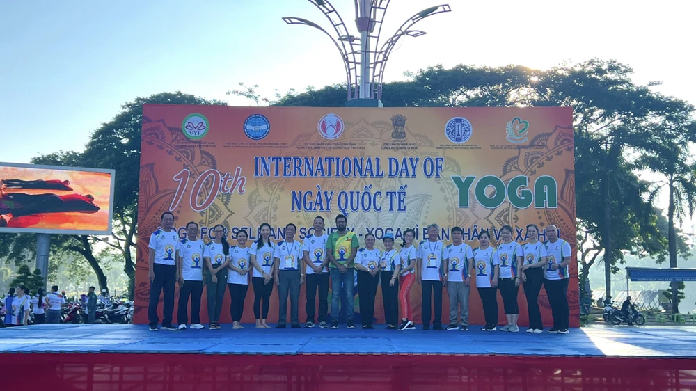 Ngày Quốc tế Yoga lần thứ 10 tại Đồng Tháp thu hút trên 450 người tham gia đồng diễn Yoga