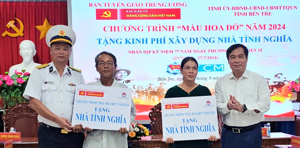 Đồng chí Phan Xuân Thuỷ, Phó trưởng Ban Tuyên giáo Trung ương trao nhà tình nghĩa cho thân nhân gia đình liệt sĩ