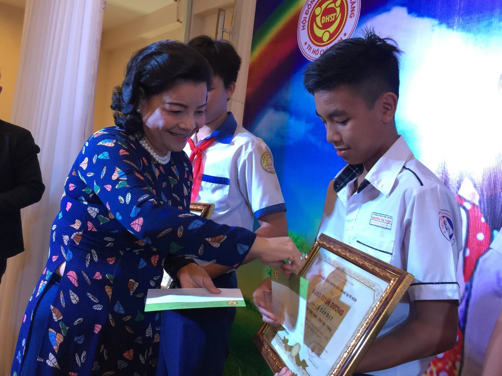 Bà Nguyễn Thị Như Thủy, Chủ tịch Hội đồng hương Sóc Trăng tại TPHCM tuyên dương thiếu nhi học tập tốt.