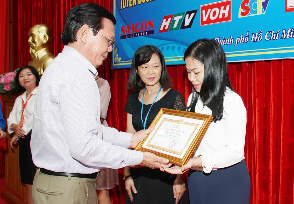 Ông Nguyễn Tấn Phong - Tổng Biên tập Báo SGGP trao Giấy chứng nhận cho các cá nhân và tập thể có thành tích xuất sắc. Ảnh: HOÀNG HÙNG