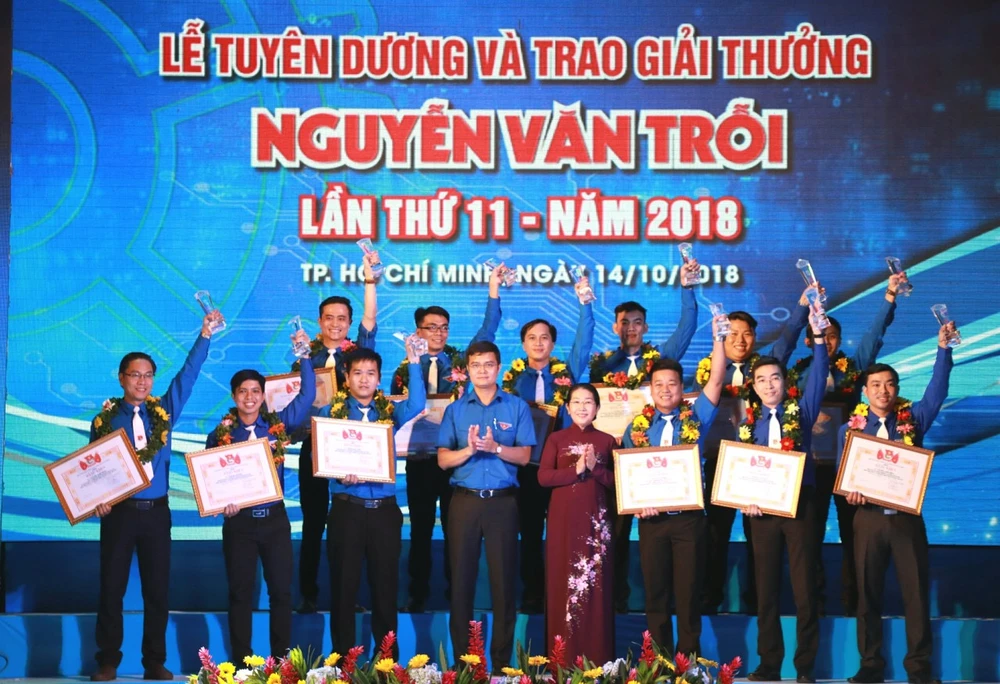 Bà Võ Thị Dung, Phó Bí thư Thành ủy TPHCM chúc mừng các cá nhân đạt giải thưởng Nguyễn Văn Trỗi năm 2018