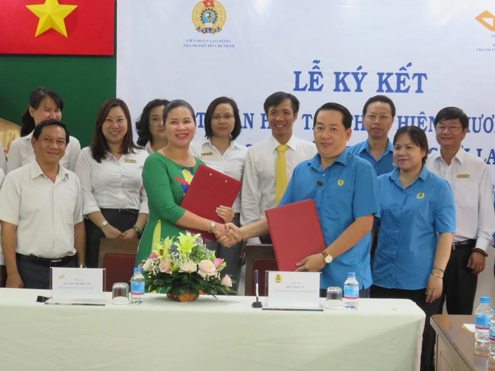 Lãnh đạo LĐLĐ TPHCM và Bưu điện TP ký kết thỏa thuận hợp tác