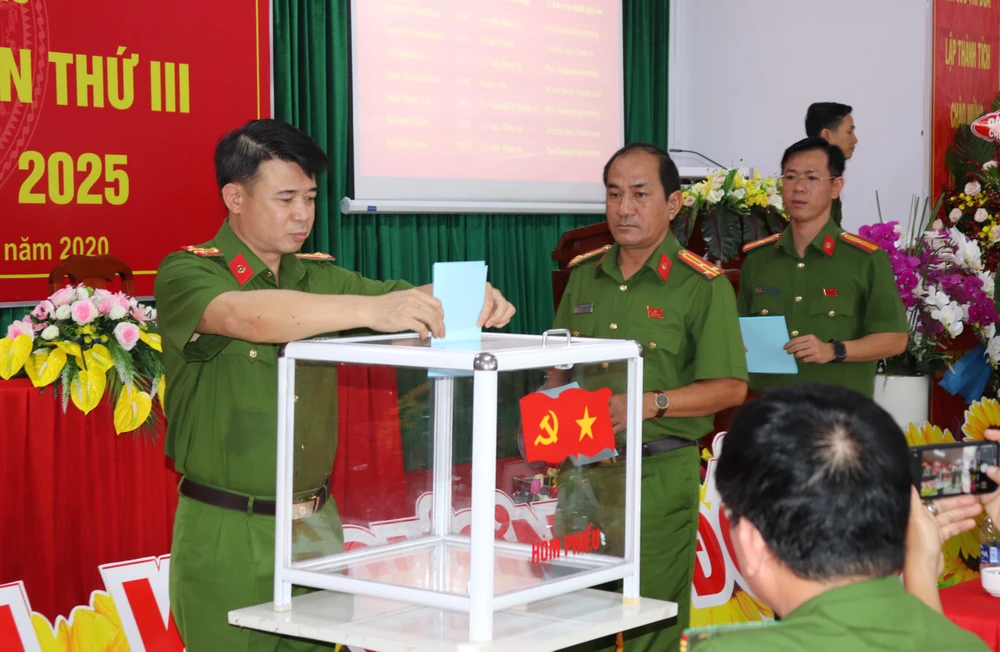 Các đại biểu bầu Ban chấp hành Đảng bộ Trung đoàn CSCĐ Đông Nam TPHCM