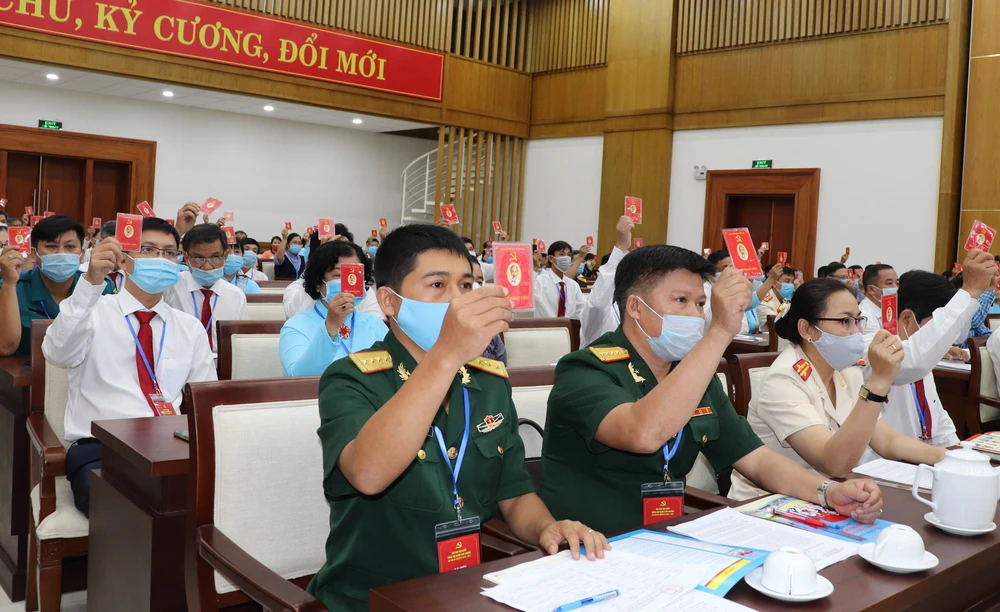 Đại biểu tham gia biểu quyết tại đại hội quận Phú Nhuận chiều 12-8