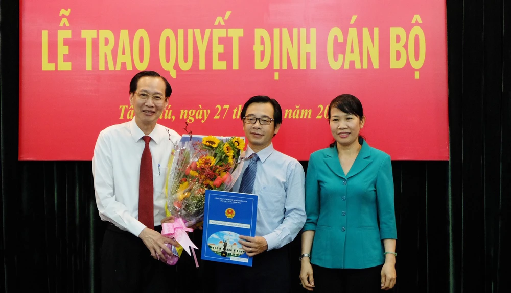 Đồng chí Lê Thanh Liêm, Phó Chủ tịch Thường trực UBND TPHCM trao quyết định cho đồng chí Phạm Minh Mẫn 