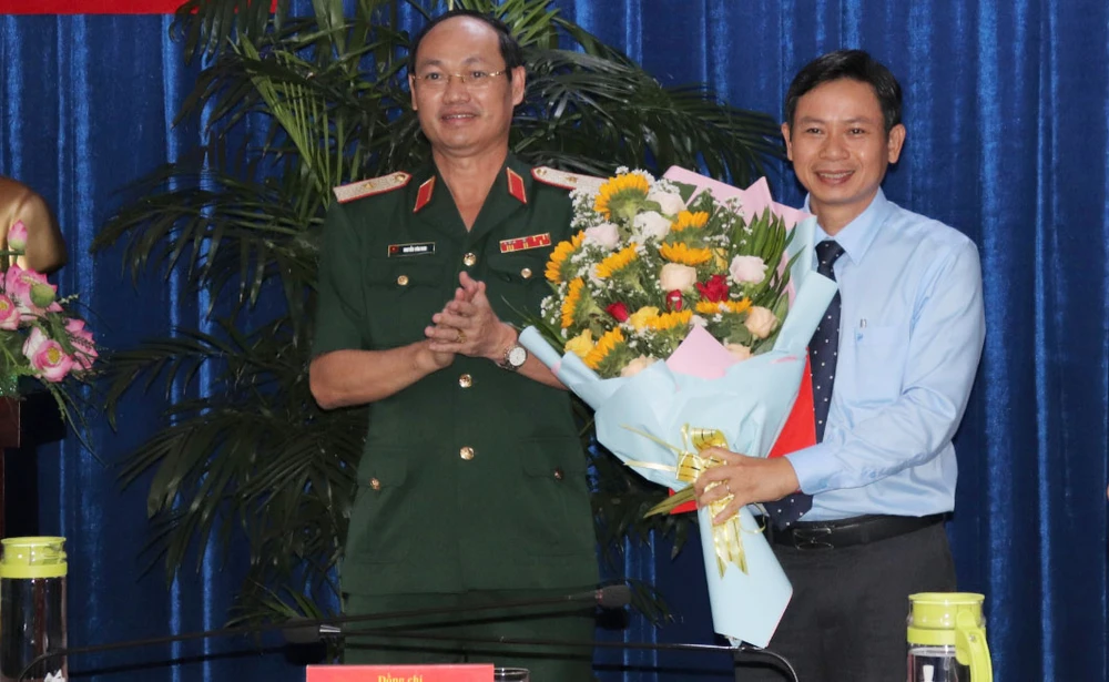 Thiếu tướng Nguyễn Văn Nam chúc mừng đồng chí Lê Văn Chiến nhận nhiệm vụ mới