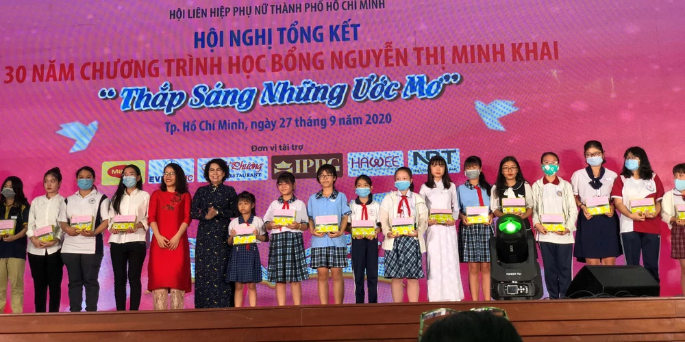 Đồng chí Tô Thị Bích Châu, Chủ tịch Ủy ban MTTQ Việt Nam TPHCM, trao tặng học bổng Nguyễn Thị Minh Khai cho các nữ sinh