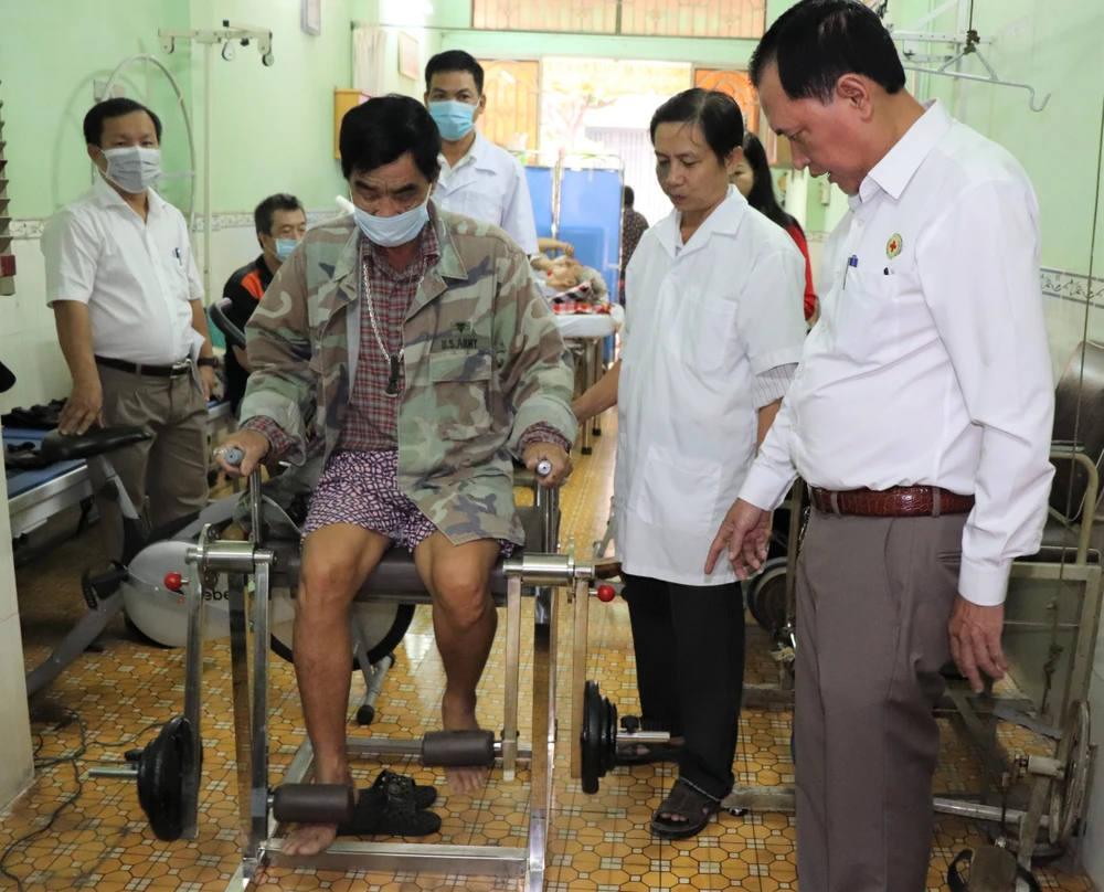 Người bệnh tập vật lý trị liệu trên máy vừa được tặng tại phòng khám Hội Chữ thập đỏ quận 8