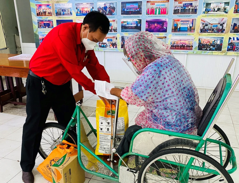 Ông Trần Trường Sơn, Chủ tịch Hội Chữ thập đỏ TPHCM trao quà đến người bán vé số có hoàn cảnh khó khăn trên địa bàn quận Bình Thạnh