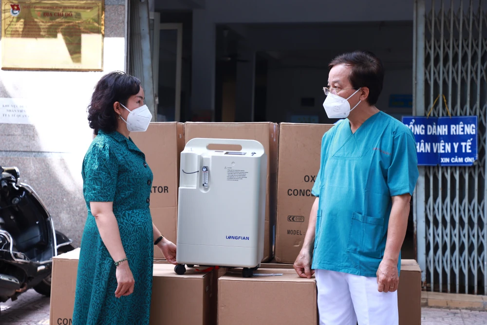 Bệnh viện quận 4 tiếp nhận máy tạo oxy từ Công ty TNHH MTV Dược Sài Gòn