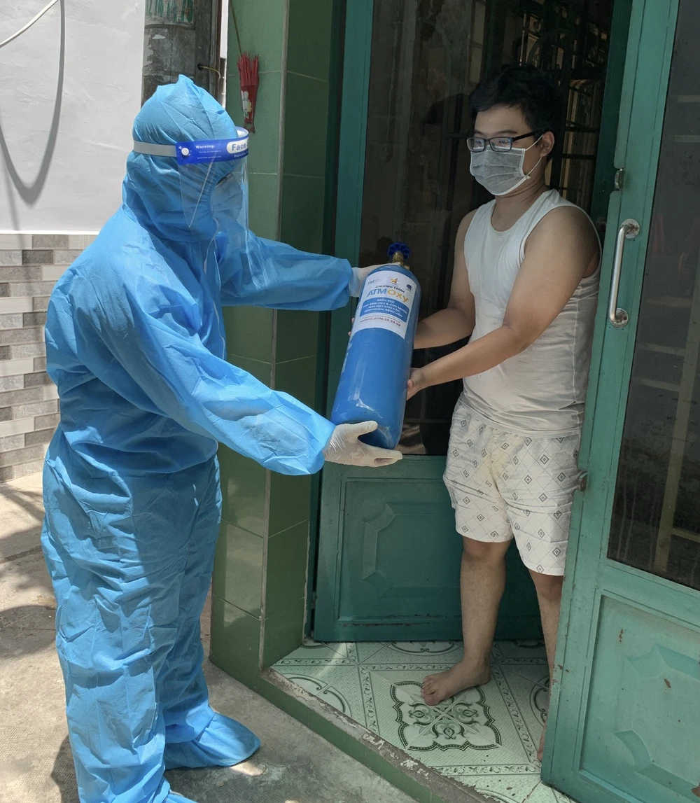 Tình nguyện viên trao bình oxy đến tận nhà của người bệnh