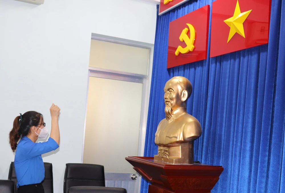 Đảng viên trẻ Lê Thị Vân tuyên thệ trong ngày vào Đảng 9-8