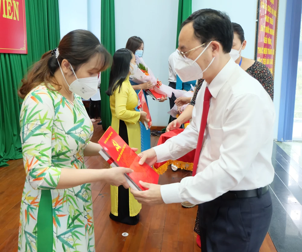 Bí thư Thành ủy TP Thủ Đức Nguyễn Văn Hiếu trao quyết định kết nạp đảng đảng viên mới