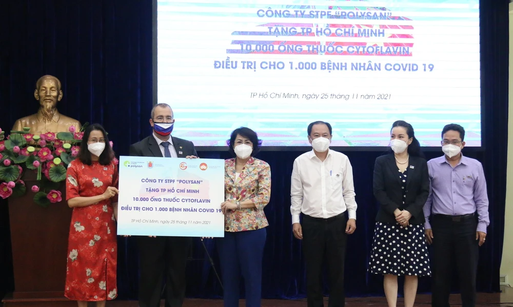Chủ tịch Ủy ban MTTQ Việt Nam TPHCM Tô Thị Bích Châu tiếp nhận thuốc từ đơn vị tài trợ