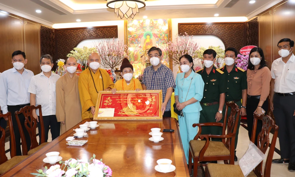 Trưởng Ban Tổ chức Thành ủy TPHCM Nguyễn Phước Lộc chúc mừng năm mới tại Tổ đình Vĩnh Nghiêm
