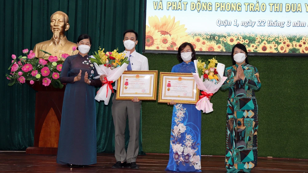 Bí thư Quận ủy quận 1 Trần Kim Yến trao Huân Chương Lao động hạng Nhì đến các tập thể, cá nhân