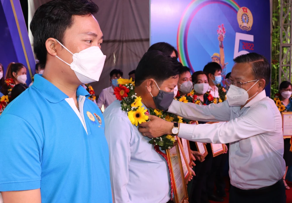 Trưởng Ban Dân vận Thành ủy TPHCM Nguyễn Hữu Hiệp tuyên dương các cá nhân tích cực tham gia phòng chống dịch Covid-19