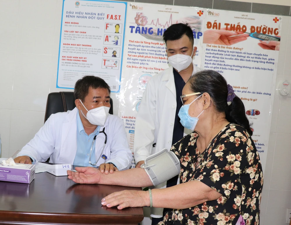 Người dân đến khám bằng BHYT tại Trạm Y tế phường Phú Mỹ sáng 10-5
