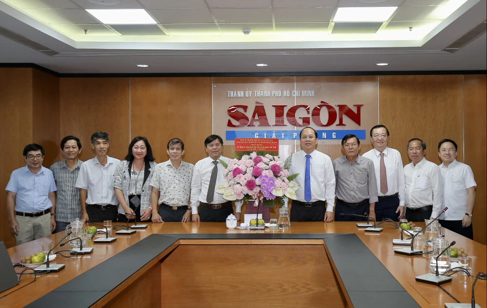 Đoàn lãnh đạo TPHCM do đồng chí Nguyễn Hồ Hải, Phó Bí thư Thành ủy TPHCM dẫn đầu đến thăm, chức mừng Báo SGGP. Ảnh: DŨNG PHƯƠNG